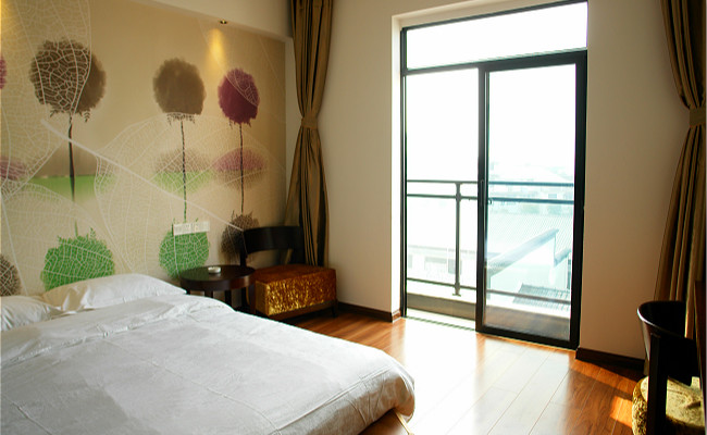 阳光偷偷溜进来，留下光阴斑驳的图案