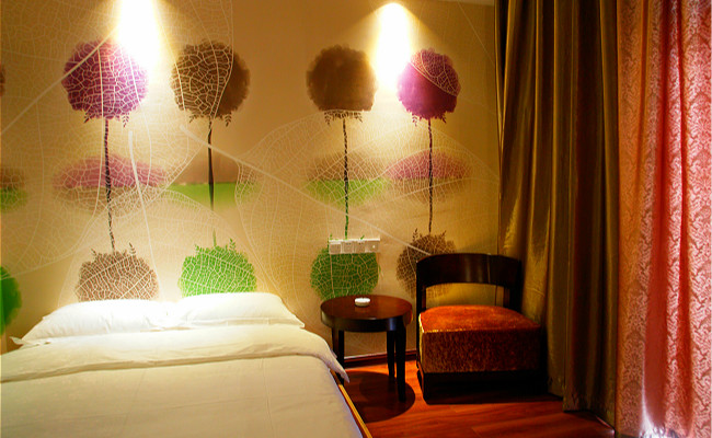 淡雅的装饰，柔和的灯光，带你感受家的温暖