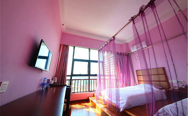 闭上眼睛，感受阳光轻轻覆上全身