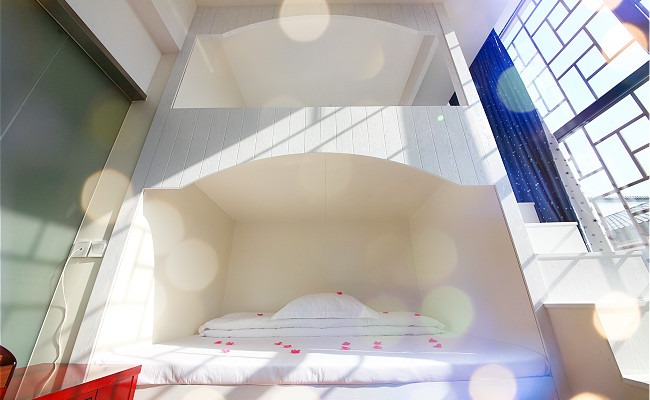 久违的上下铺床，重拾记忆中的童真与美好