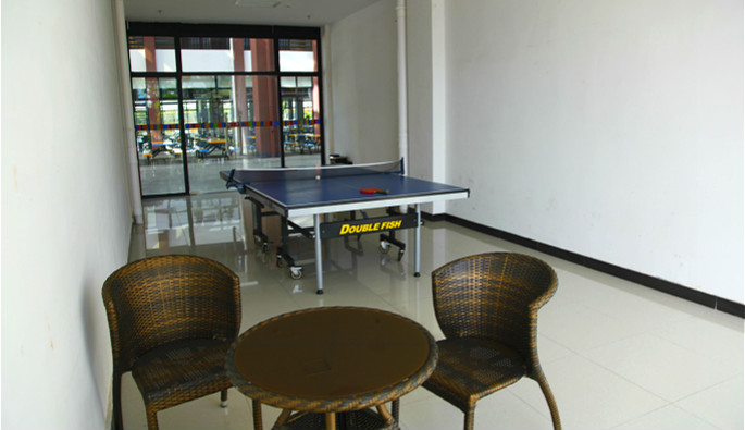 三二好友，尽情欢聚